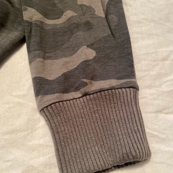 Splendid brand soft pullover camo top💚🤎🩶 - Picture 3 of 7